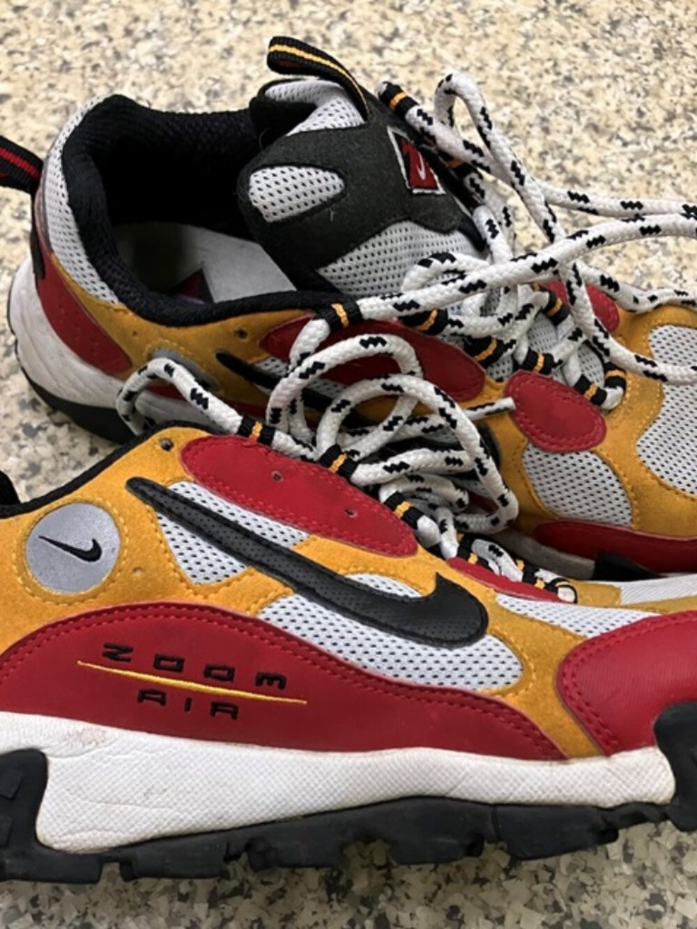 Nike Air Terra Albis Size 9, red and black, VINTAGE 1990's. pre-owned.